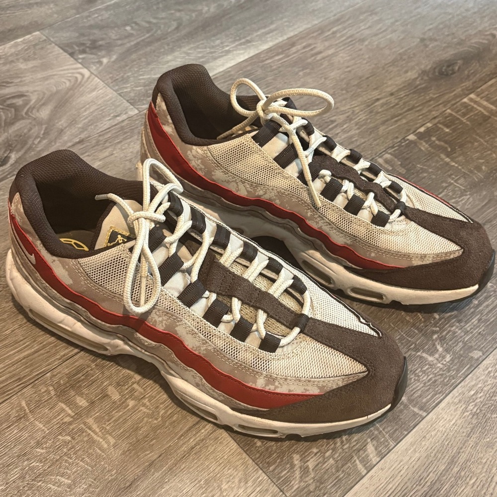 Nike Air Max 95 SE Social FC Mens 10 Light Bone Khaki Red DQ9016-001 Shoes